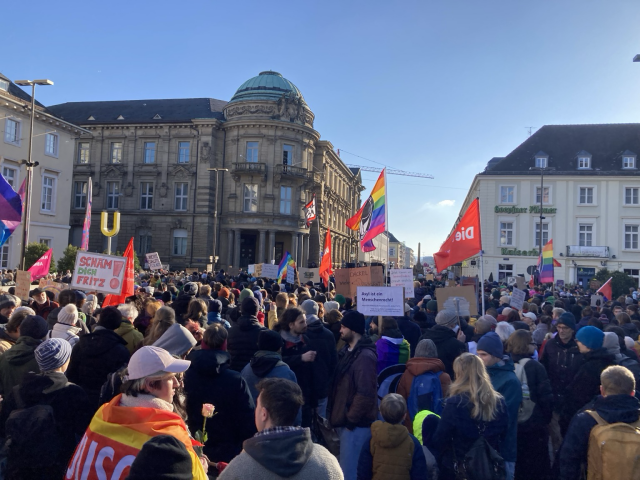 Menschenmenge gegen rechts auf dem Marktplatz in Karlsruhe 