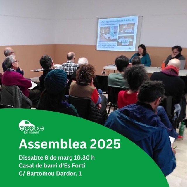 Foto de l'Assemblea 2024 d'Ecotxe, la cooperativa de carsharing, cotxes elèctrics compartits o lloguer de cotxes per hores de Mallorca. S'hi veuen unes quantes persones assegudes, d'esquenes, mirant a dos ponents amb una presentació de diapositives sobre la paret.