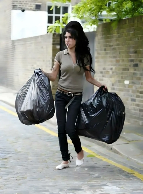 Amy Winehouse sortant les poubelles 