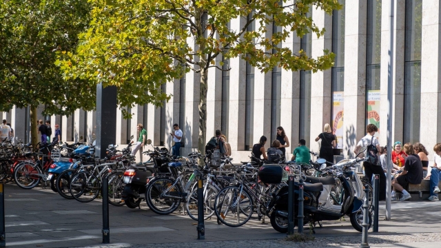 Studierende der Humboldt-Universität vor dem Grimm-Zentrum
Foto: Stefan Klenke