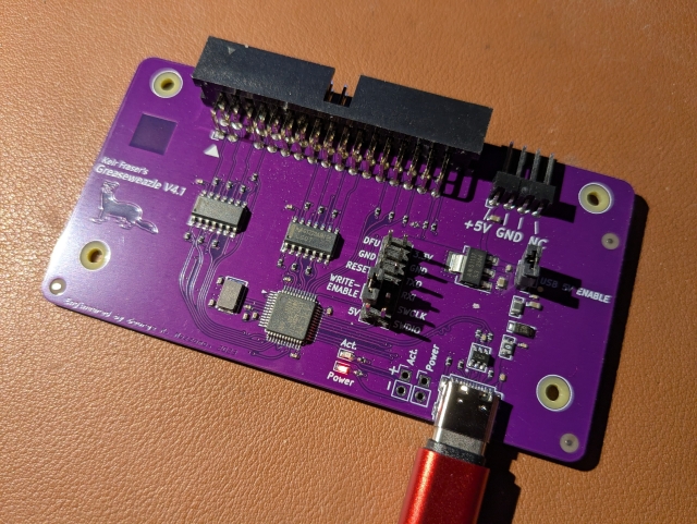 Un petit PCB violet avec des composants CMS. D'un côté un connecteur pour lecteur de disquettes et une prise d'alimentation, de l'autre un port USB C