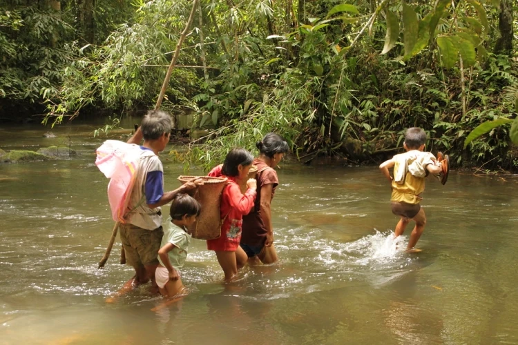 "Dayak family, Central Kalimantan" by IndoMet in the Heart of Borneo is licensed under CC BY 2.0