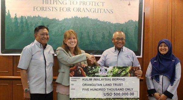 Michelle Desilets accepts cheque for 500k from Kulim