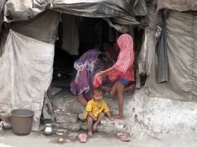 10581024-kolkata-india-january-25-streets-of-kolkata-poor-indian-family-living-in-a-makeshift-shack-by-the-si